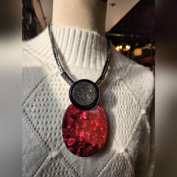 Elegant Pink and Black Pendant Necklace with Earrings Set - Picture 5 of 17